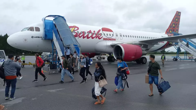 飞机上载有153名乘客 飞行途中睡着的印尼两飞行员已停职_新闻频道_中华网